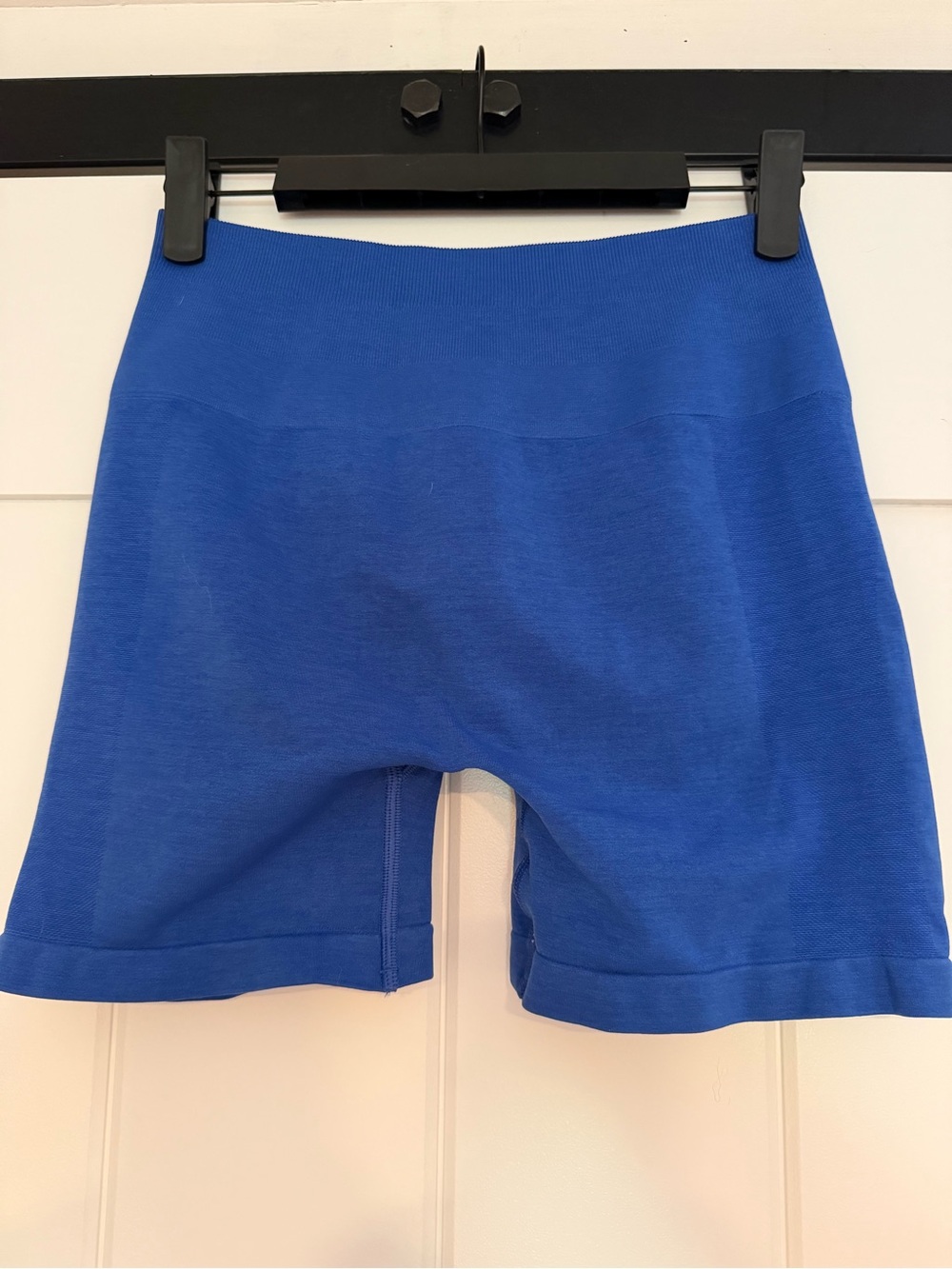 Alphalete Amplify Gravity 4.5” Seamless Scrunch Shorts Sapphire - Picture 2 of 4